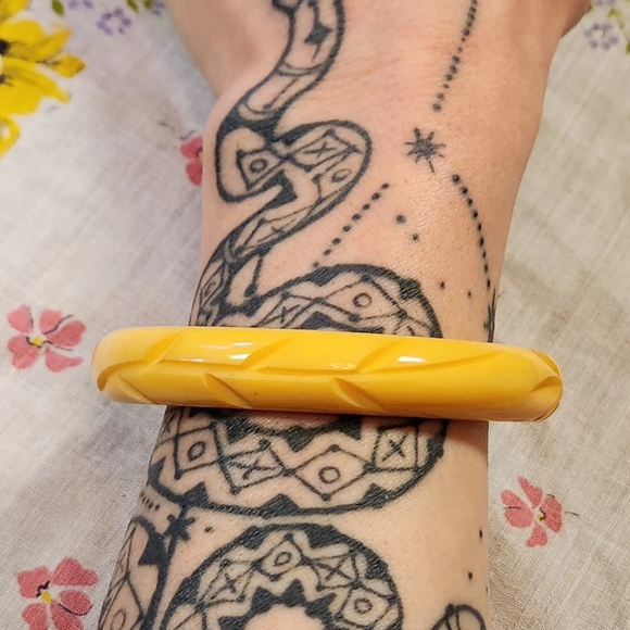 💛Vintage 1980s Yellow Carved Bakelite Bangle Bracelet💛 - Picture 1 of 5